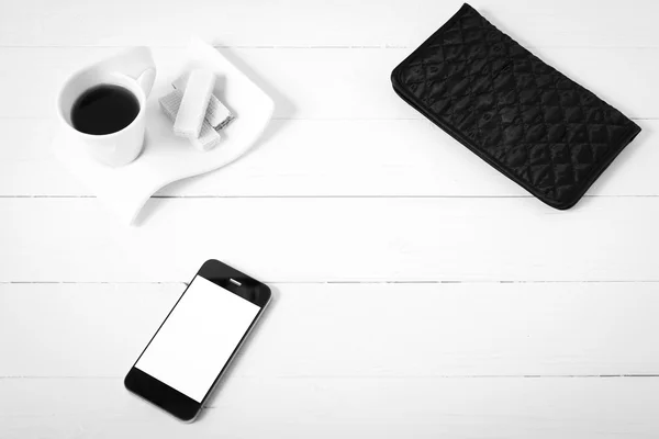 Xícara de café com wafer, telefone, carteira cor preta e branca — Fotografia de Stock