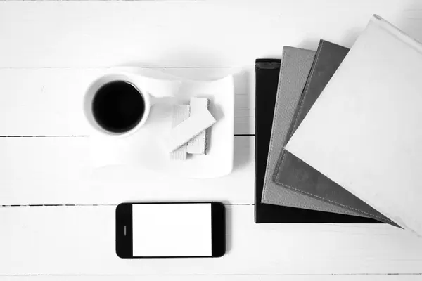 웨이퍼, 전화,도 서 흑백 색상의 스택 커피 컵 — 스톡 사진