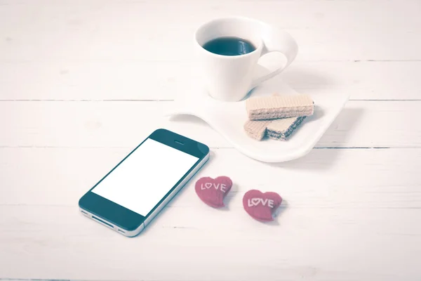 Koffiekopje met een wafel, telefoon, hart vintage stijl — Stockfoto