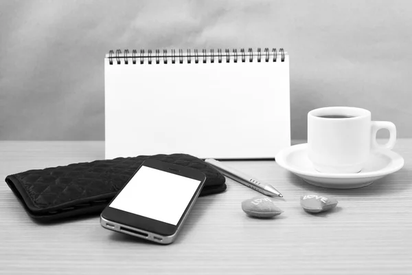 Werktafel: koffie met telefoon, Kladblok, portemonnee en rood hart-b — Stockfoto