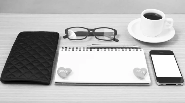 Kancelářský stůl: káva s telefonem, Poznámkový blok, brýle, peněženku, srdce — Stock fotografie