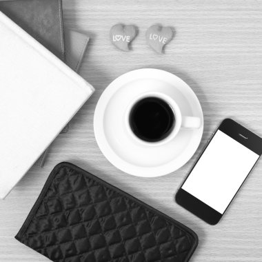 Ofis Büro: telefon, kalp, yığın kitap, m-cüzdan siyah kahve