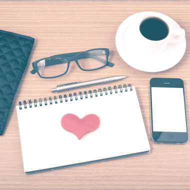 Ofis Büro: telefon, not defteri, gözlük, cüzdan, kalp ile kahve 