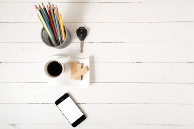 kahve fincanı gofret, telefon, kalem kutusu, araba anahtarı ile