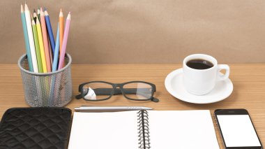 Ofis Büro: telefon, not defteri, gözlük, cüzdan, renk ile kahve 