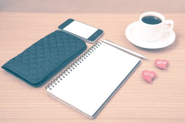 çalışma tablosu: telefon, not defteri, m-cüzdan ve kırmızı kalp v ile kahve