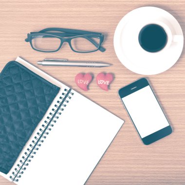 Ofis Büro: telefon, not defteri, gözlük, cüzdan, kalp ile kahve 