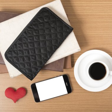 çalışma tablosu: telefon, kitap, m-cüzdan ve kalp yığını ile kahve