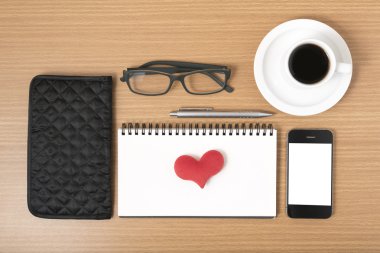 Ofis Büro: telefon, not defteri, gözlük, cüzdan, kalp ile kahve