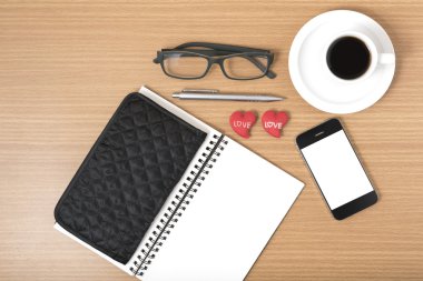 Ofis Büro: telefon, not defteri, gözlük, cüzdan, kalp ile kahve