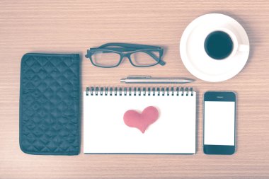 Ofis Büro: telefon, not defteri, gözlük, cüzdan, kalp ile kahve 