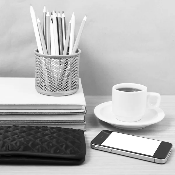 Письменный стол: кофе с телефоном, стопка книг, бумажник, цветная коробка б — стоковое фото