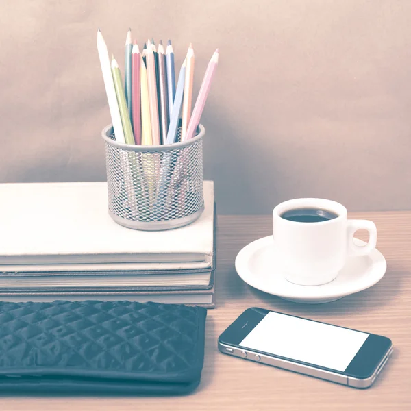 Ofis Büro: telefon, yığın kitap, cüzdan, renk kutusunu v ile kahve — Stok fotoğraf