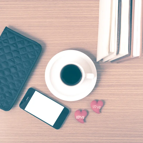 Ofis Büro: telefon, kalp, kitap, m-cüzdan vinta yığını ile kahve — Stok fotoğraf