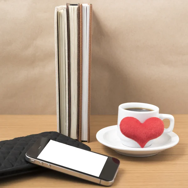 Stół roboczy: kawa z telefonu, stos książki, portfel i serca — Zdjęcie stockowe