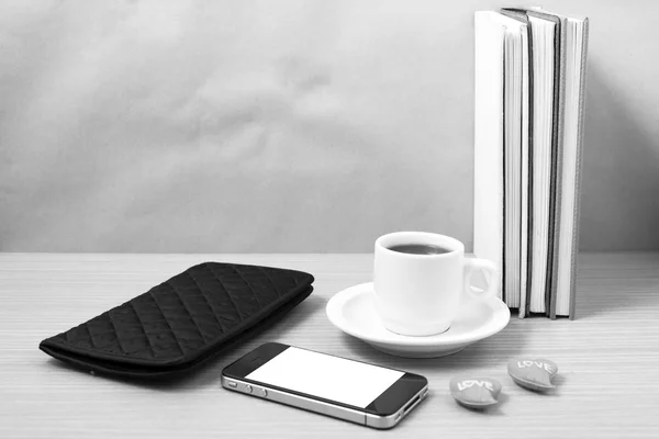 Kancelářský stůl: káva s telefonem, srdce, zásobník knihy, peněženka černá — Stock fotografie