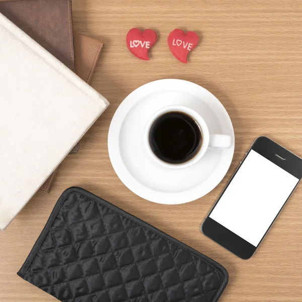 Офісний стіл: кава з телефоном, серце, стек книги, гаманець — стокове фото