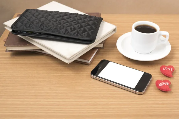 Kancelářský stůl: káva s telefonem, srdce, zásobník knihy, peněženka — Stock fotografie