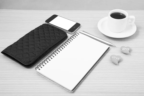 Werktafel: koffie met telefoon, Kladblok, portemonnee en rood hart-b — Stockfoto
