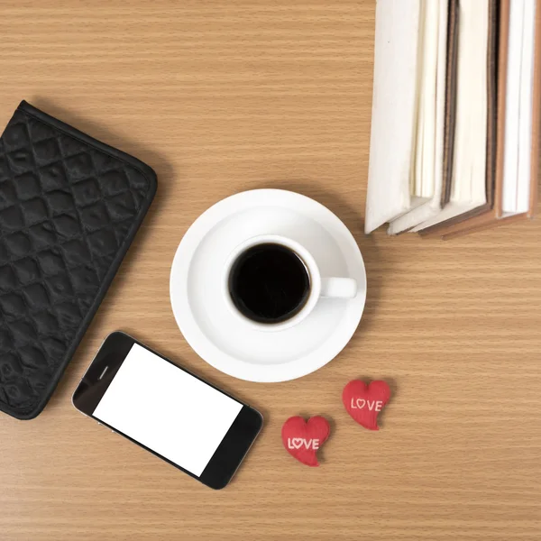 Kancelářský stůl: káva s telefonem, srdce, zásobník knihy, peněženka — Stock fotografie