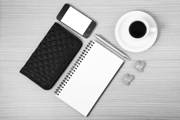 Stół roboczy: kawa z telefonu, notatnik, portfel i czerwone serce b — Zdjęcie stockowe