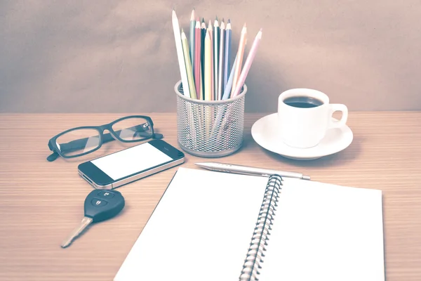 Mesa de escritório: café e telefone com chave, óculos, bloco de notas, penci — Fotografia de Stock