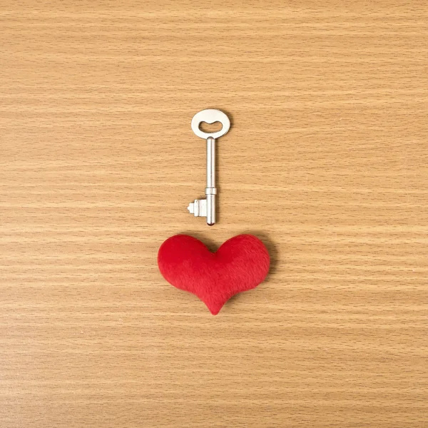 Kırmızı kalp ile anahtar