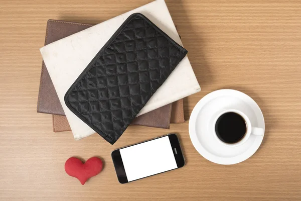 Pracovní stůl: káva s telefonem, Stoh knih, peněženku a srdce — Stock fotografie