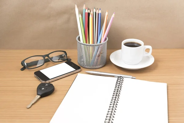 사무실 책상: 커피와 키, 안경, 메모장, 연필을 전화 — 스톡 사진