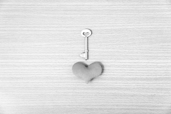 Rotes Herz mit Schlüssel schwarz-weiß — Stockfoto
