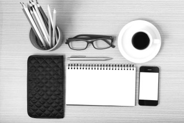 Ofis Büro: telefon, not defteri, gözlük, cüzdan, renk ile kahve 