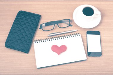 Ofis Büro: telefon, not defteri, gözlük, cüzdan, kalp ile kahve 