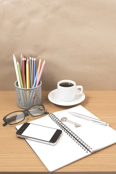 Письменный стол: кофе и телефон с ключом, очки, блокнот, карандаши — стоковое фото