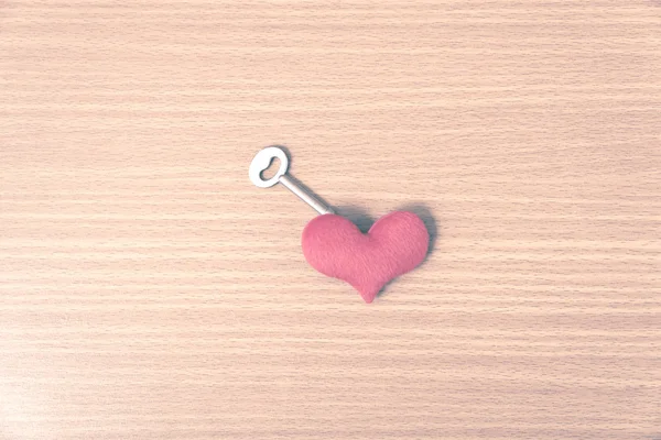 Anahtar vintage tarzı ile kırmızı kalp — Stok fotoğraf