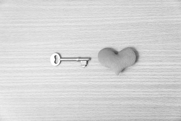 Rotes Herz mit Schlüssel schwarz-weiß — Stockfoto