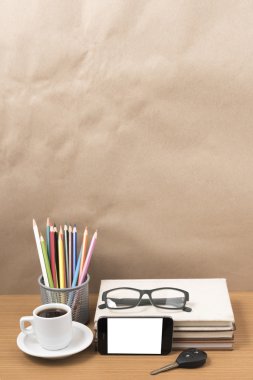 Ofis Büro: kahve ve araba anahtarı, gözlük, yığını ile telefon 