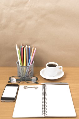 Ofis Büro: kahve ve telefon anahtarı, gözlük, not defteri, kalemi ile