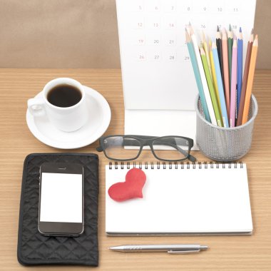 Ofis Büro: telefon, cüzdan, takvim, renk kalem kutusu ile kahve