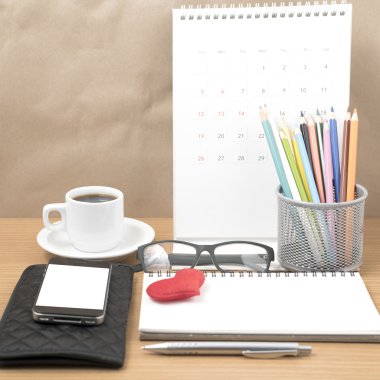Ofis Büro: telefon, cüzdan, takvim, renk kalem kutusu ile kahve