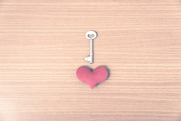 Corazón rojo con clave estilo vintage — Foto de Stock