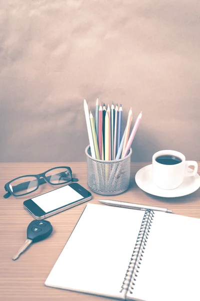 Mesa de escritório: café e telefone com chave, óculos, bloco de notas, penci — Fotografia de Stock