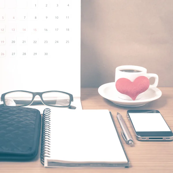 オフィスの机: 携帯電話、財布、カレンダー、心、メモ帳、ey とコーヒー — ストック写真