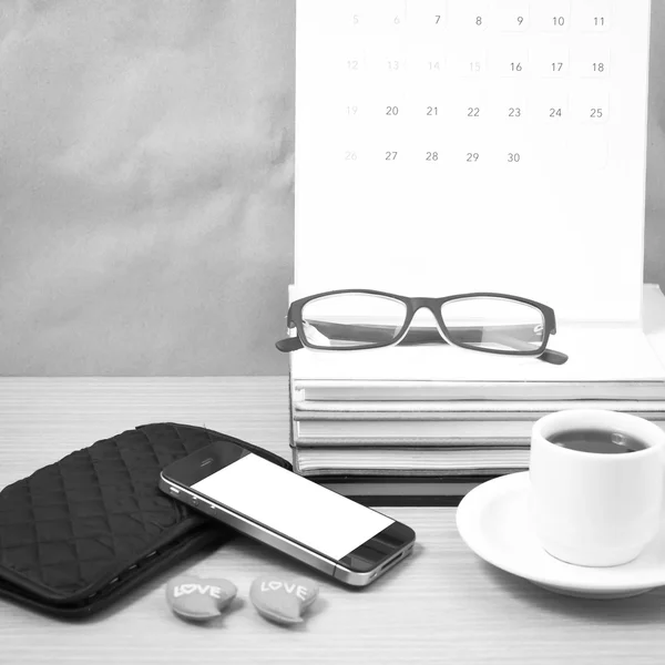Kancelářský stůl: káva s telefonem, peněženka, kalendář, srdce, zásobníku b — Stock fotografie