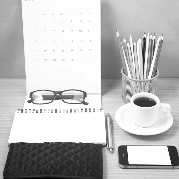 Mesa de escritório: café com telefone, carteira, calendário, coração, bloco de notas, ey — Fotografia de Stock