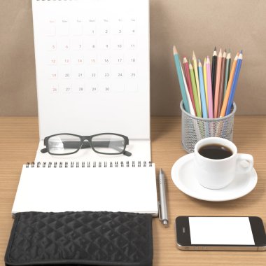 Ofis Büro: telefon, cüzdan, takvim, kalp, not defteri, ey ile kahve