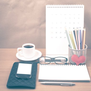 Ofis Büro: telefon, cüzdan, takvim, renk kalem kutusu ile kahve
