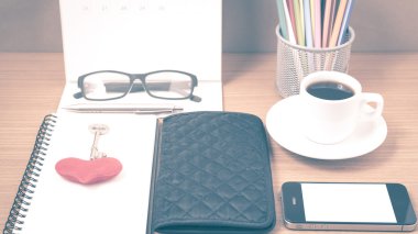 Ofis Büro: telefon, cüzdan, takvim, kalp, not defteri, ey ile kahve