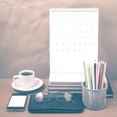 Ofis Büro: telefon, cüzdan, takvim, renk kalem kutusu ile kahve