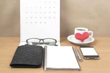 Ofis Büro: telefon, cüzdan, takvim, kalp, not defteri, ey ile kahve