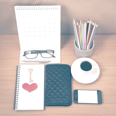 Ofis Büro: telefon, cüzdan, takvim, kalp, not defteri, ey ile kahve